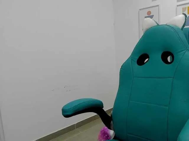 Violeta-seans — I love confident people, with a look that says more than a thousand words. Sincere compliments, good conversations, and a playful attitude grab me right away. If you know how to keep me intrigued, you already have my attention.