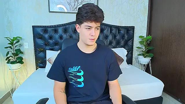 MaxxiCruz on StripChat 